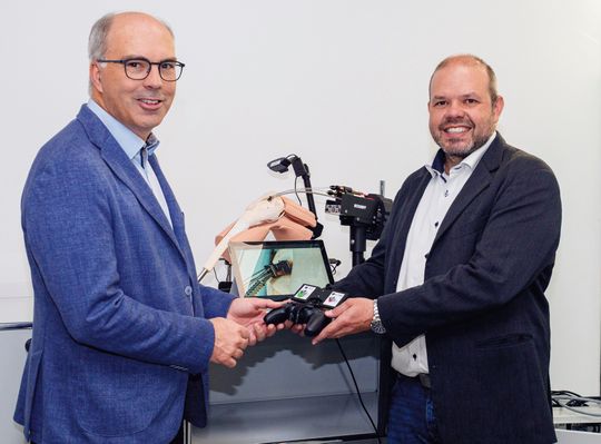 Prof. Dr. Georg Rauter (rechts), Leiter des BIROMED-Labs der Universität Basel, und Eric Schaller, Area Sales Manager bei Beckhoff Schweiz, mit dem Chirurgieroboter MIRACLE II.(Bild:  Beckhoff Automation)