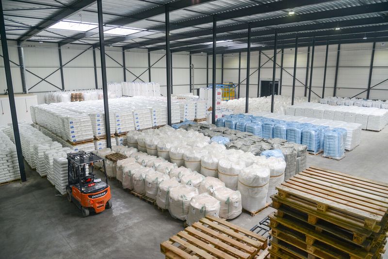 Sievert Logistik stellt sich neu auf. Dazu gehört ein massiver Ausbau der Lagerlogistik in technischer und räumlicher Hinsicht. Hier ein Blick ins neue Lager in Hardenberg, in den Niederlanden. Rund 5.000 Quadratmeter mehr Lagerfläche bietet es. Aber auch neue Umfüll- und Umladesysteme machten das Unternehmen nun einzigartig produktiv. Lesen Sie!