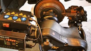 Aus alt mach (fast) neu – mit einer Bremsscheiben-Abdrehmaschine kann man Standrost- oder sonstige Oberflächenschäden schnell und kostengünstig beseitigen. (Bild: Holz/»kfz-betrieb«)