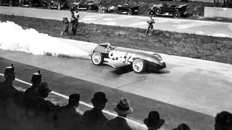 Das Versuchsfahrzeug wurde von 24 Feststoffraketen angetrieben, die im Heck montiert waren und 120 Kilogramm Treibladung enthielten. Das Chassis bildete ein Opel-Personenwagen Modell 80, große seitliche Stabilisierungsflügel sorgten für ausreichenden Anpressdruck. (Bild: Opel/Stellantis)