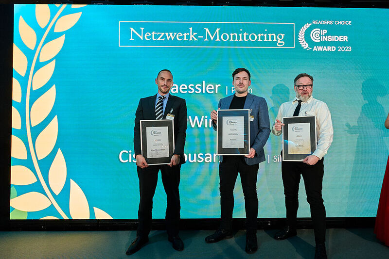 In der stetig wichtiger werdenden Kategorie „Netzwerk-Monitoring“ gehen die Auszeichnungen in diesem Jahr (von links) an Marcus Gerstmann (Silber für Cisco ThousandEyes), Maximilian Bauer (Platin für Paessler) und Sascha Giese (Gold für SolarWinds). (Bild: krassevideos.de / VIT)
