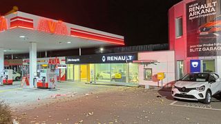 Einen massiven Schaden an einem Autohaus nahe Zürich verursachten Kriminelle, als sie kürzlich einen angrenzenden Geldautomaten sprengten. ( Kantonspolizei Zürich)