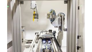 Entnahme der Pipettenspitzen aus dem Werkzeug: Der spezielle Greifer des Robot-Systems (im Bild links) übergibt die Teile an die zweite Fixierstation außerhalb des Werkzeugbereichs. (Bild: SSI)