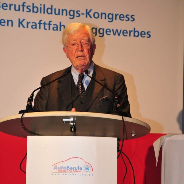 ZDK-Präsident Rober Rademacher lobte in seinem Grußwort das große Engagement der Preisträger des Bundesbildungspreises 2009 (Archiv: Vogel Business Media)