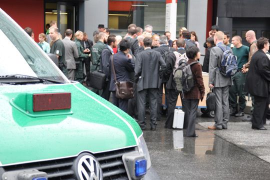 Die Anwälte der OEMs drängten sich am Dienstag Morgen vor der Zollbehörde auf dem Messegelände. (Archiv: Vogel Business Media)