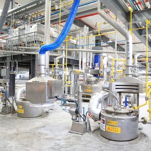 Keiner macht mehr Klebstoff: Befüllungsanlage im neuen Klebstoffwerk von Henkel in Shanghai.