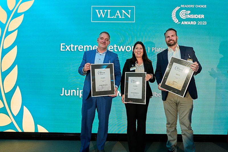 Von links nach rechts erringen im Bereich WLAN Juniper Networks Silber (vertreten durch Dieter Badmann), Extreme Networks Platin (den Preis nimmt Natalia Vianden in Empfang) und Huamwei Gold; hier nimmt Alexander Hartmann die Auszeichnung entgegen. (Bild: krassevideos.de / VIT)