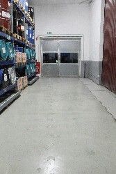 Bei Helligkeit laden sich die Pigmente in der Markierungsfarbe auf, damit sie im Dunkeln leuchten können. (Bild: Oellers Farbenfabrik)