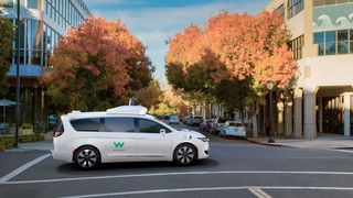 In Phoenix bietet die Google-Schwester ab sofort fahrerlose Fahrten in aufgerüstete Chrysler-Vans an. (Bild: Waymo)