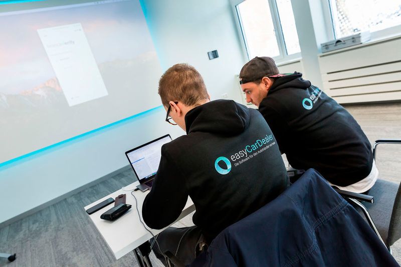 Das Team von Gebrauchtwagenheld beschäftigt sich normalerweise mit Dealer-Management-Systemen und brachte Easy Car Dealer auf den Markt. Beim Hackathon kreierte es eine App für die Fahrzeugfinanzierung.  (Stefan Bausewein)