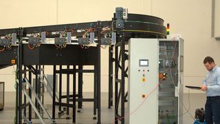 Neugründung bei Interroll geplant! Hier ein Mitarbeiter des künftigen Global Center of Excellence, Software & Electronics bei Entwicklungstätigkeiten. (Interroll)