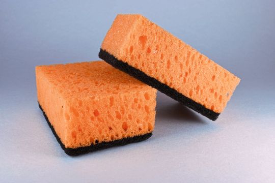 Gebrauchte Spülschwämme beherbergen Bakterien, aber auch andere Mikroorganismen wie Viren oder Amöben (Symbolbild).(Bild:  gemeinfrei, Artem Makarov / Unsplash)
