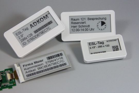 Elektronische Etiketten: Als ESL-TAGs werden
E-Paper-Displays verwendet, da sie neben
einen hohen Kontrast auch bei hellen Umgebungen
und Sonnenlicht problemlos abzulesen sind. Elektronische Etiketten: Als ESL-TAGs werden
E-Paper-Displays verwendet, da sie neben
einen hohen Kontrast auch bei hellen Umgebungen
und Sonnenlicht problemlos abzulesen sind.