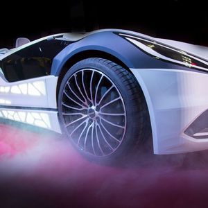 Die stoffbespannte bionische Struktur erlaubte den EDAG Entwicklern, das In- und Exterieur flächig leuchten zu lassen.