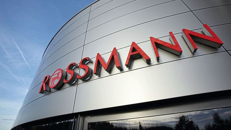 Die Drogeriemarkt-Kette Rossmann will keine Tesla-Neuwagen mehr anschaffen.(Bild:  Rossmann)