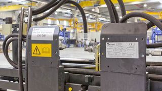 Die Etimark-Folienetiketten haben sich als Typenschilder bei den Kaup-Anbaugeräten bewährt. Alu-Schilder werden nur noch bei Spezialgeräten eingesetzt. Bild: Etimark (Archiv: Vogel Business Media)