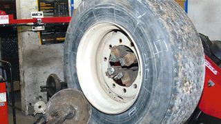 Die neuen Montageanleitung legt erstmals den aktuellen Stand der Technik bei der Nutzfahrzeugreifenmontage allgemeingültig fest. (Holz / »kfz-betrieb«)