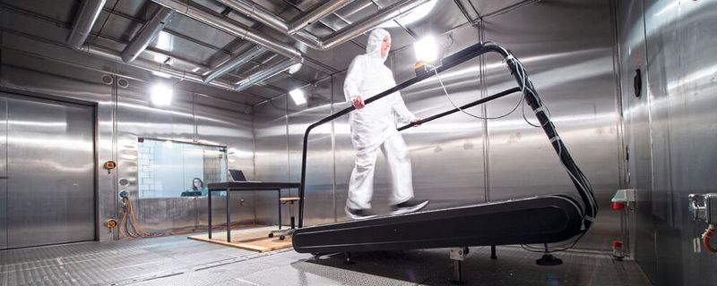 Hitzestress entwickelt sich zu einer zunehmenden Herausforderung für die Arbeitssicherheit. Gleichzeitig gewinnt die Rolle der Persönlichen Schutzausrüstung bei der Bereitstellung messbaren Tragekomforts an Bedeutung, wie ein neuer Leitfaden von Dupont zeigt. In Zusammenarbeit mit Empa, wurde die physiologische Wirkung des Dupont Tyvek APX Materials und moderner Schutzkleidung untersucht.(Bild:  Dupont)