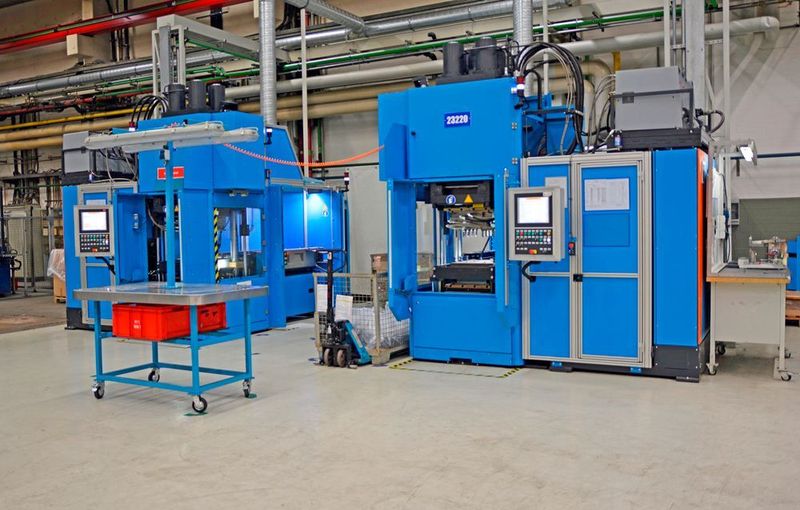 Vertikale Maschinen MTF 2600/280 von Maplan mit „Fast Double Shuttle“-Technik für die Einlegetechnik auf hohem Niveau: Der „Fast Double Shuttle“ ermöglicht eine synchrone Mittelplattenverschiebung in einem schnellen Zyklus. (Bild: Provvido)