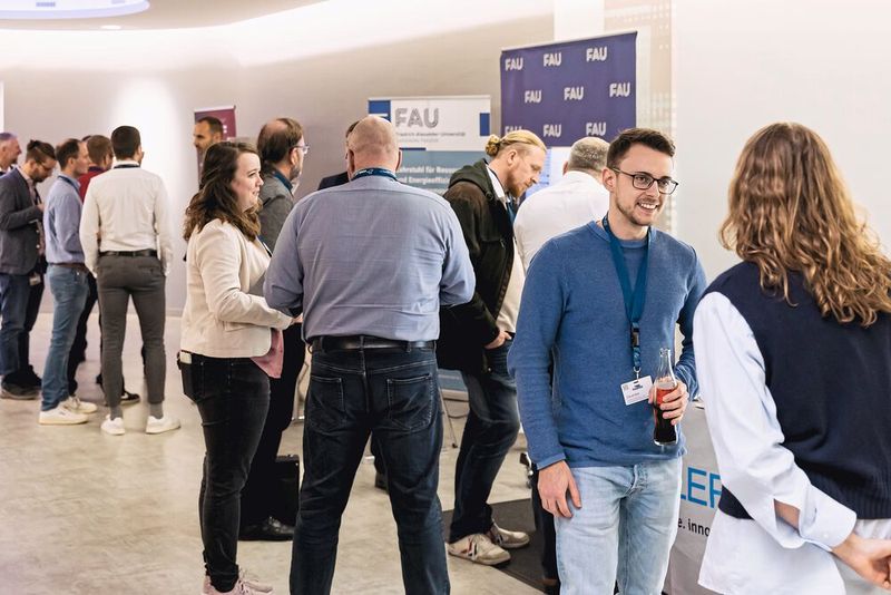 In den Pausen lohnte sich ein Besuch der Ausstellung. (Bild: Stefan Bausewein)