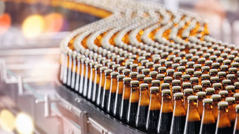 Bier muss vor zu viel Kontakt mit Sauerstoff geschützt werden, daher sind beim Abfüllprozess einige Besonderheiten zu beachten. (Bild:  Parilov - stock.adobe.com)