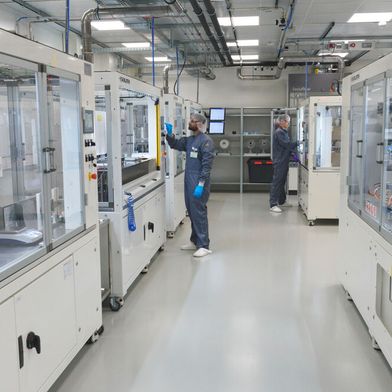 Das Fraunhofer ISE nebst Partnern hat den Zellaufbau von Batterien optimiert. In der gleichen Zellgröße steckt jetzt deutlich mehr Energie beziehungsweise Speicherkapazität. Hier werden Pouch-Zellen im Trockenraum des ISE gefertigt. Lesen Sie hier, warum das wichtig ist ... (Bild: Fraunhofer ISE)
