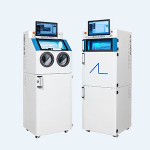 Dank der geringen Stellfläche von 600 x 617 mm sind sowohl der 3D-Drucker AL3D-Metal als auch die Entpackstation AL3D-Cabin für Unternehmen mit geringen Platzkapazitäten nutzbar.(Bild:  Alpha Laser)