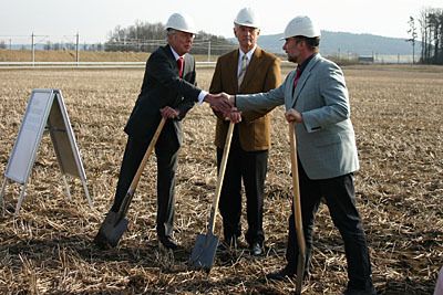 Start des größten Bauprojekts in der über 131-jährigen Firmengeschichte von Keller & Kalmbach: Der Spatenstich am 28. Februar 2008 für das neue Zentrallager. (Archiv: Vogel Business Media)