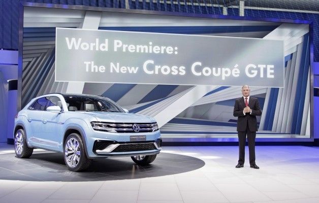Dr. Heinz-Jakob Neußer, Mitglied des Markenvorstands Volkswagen, Geschäftsbereich 'Entwicklung', präsentiert die neue Volkswagen Studie Cross Coupé GTE. (Bild: Volkswagen AG)