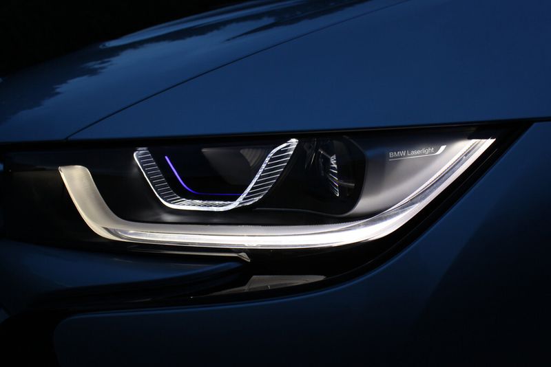 Der i8 ist das erste Serienfahrzeug mit optional erhältlichen Laser-Scheinwerfern. (Foto: BMW)