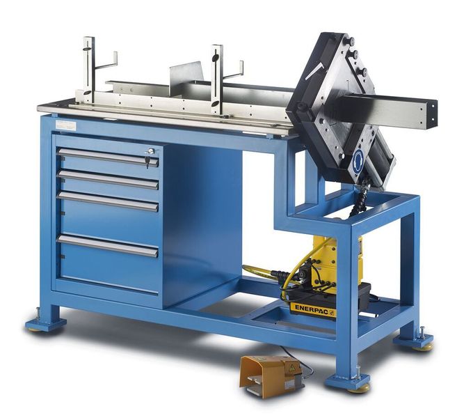 Mit der Maxicut lassen sich elektrohydraulisch mittels kundenspezifischer Schneidplatten Kanalkörper und Kanaldeckel exakt und gratfrei ablängen. (Pflitsch)