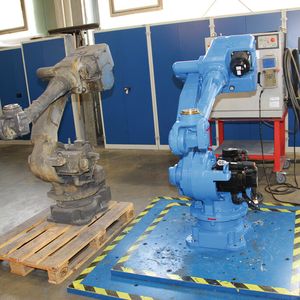 Links im Bild zu sehen ist ein „Extremfall“ aus der Automobilbranche, knapp acht Jahre alt – nicht alle Geräte erreichen Yaskawa in diesem Zustand. Nach maximal einer Woche Retrofit kann das neuwertige Gerät wieder zurück zum Anwender.