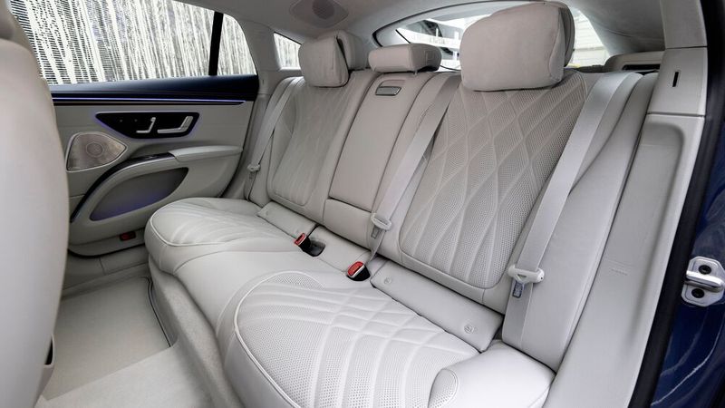 Der Innenraum des EQS bietet vorne und hinten viel Platz. (Bild: ampnet/Autoren-Union Mobilität/Daimler)