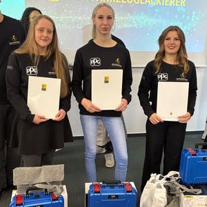 Die drei Erstplatzierten der deutschen Meisterschaft konnten sich über zahlreiche Gewinne freuen, die von den Sponsoren der Meisterschaft zur Verfügung gestellt wurden.(Bild:  Wenz - VCG)