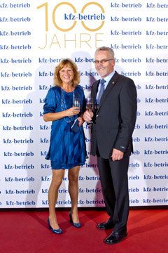 Karin Kunze (Vogel Business Media), Gerhard Merz (Innung des Kraftfahrzeuggewerbes Zollernalb) (Archiv: Vogel Business Media)