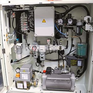 pL Lehmann liefert nicht nur Highend-CNC-Drehtische, auch die erforderlichen Armaturen und Komponenten sind übersichtlich im Versorgungsschrank untergebracht.(Bild:  pL Lehmann)