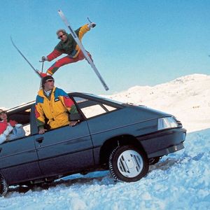 Auch das gab es: Eine Version mit permanentem Allradantrieb, deren Kardanwelle für den Antrieb der Hinterräder aus Verbundmaterial (75 % Kohlenstofffaser mit 25 % Epoxidharz) bestand, Gewicht 800 Gramm bei einer Länge von 1,6 Metern. Die Drehmomentverteilung erfolgte über eine Viscokupplung vor der Hinterachse. Die Hinterachse folgt der De-Dion-Bauweise mit Sperrdifferential.(Bild:  Renault)