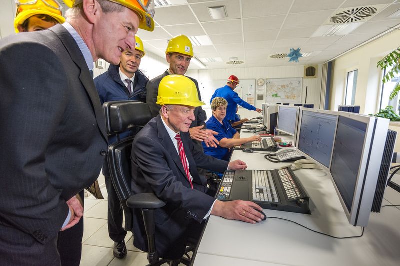 Dr. Hermann Onko Aeikens, Minister für Landwirtschaft und Umwelt des Landes Sachsen-Anhalt (sitzend), nimmt  mit einem Mausklick einen neuen Thermokompressor zur Steigerung der Energieeffizienz am Chemiestandort Leuna offiziell in Betrieb. (Bild: Egbert Schmidt)