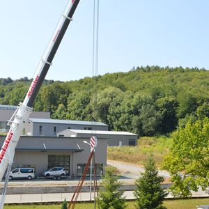 Drei der sechs Spritzgießmaschinen mit einer Zuhaltekraft von 280 Tonnen wurden bereits bei Riegler im Werk II „An der Papiermühle” angeliefert. 
