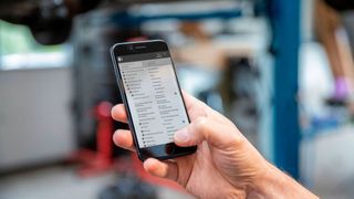 Als schneller Helfer zu Hand: Der Kfz-Translator hilft Mitarbeitern in Kfz-Betrieben, die richtigen Fachbegriffe ins Deutsche oder in die jeweilige Muttersprache zu übersetzen. (Bild: Topmotive)