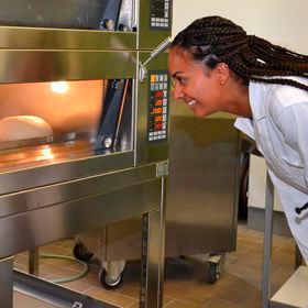 Ökonomisch wie ökologisch ein Clou: Innovative Backofentechnik ermöglicht energieeffizientes und zeitsparendes Backen(Bild:  Bild: FEI)