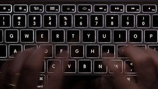 Zukünftig schmerzen die Finger in der Logistik mehr vom Tippen als von körperlicher Arbeit. (Bild: Flickr)