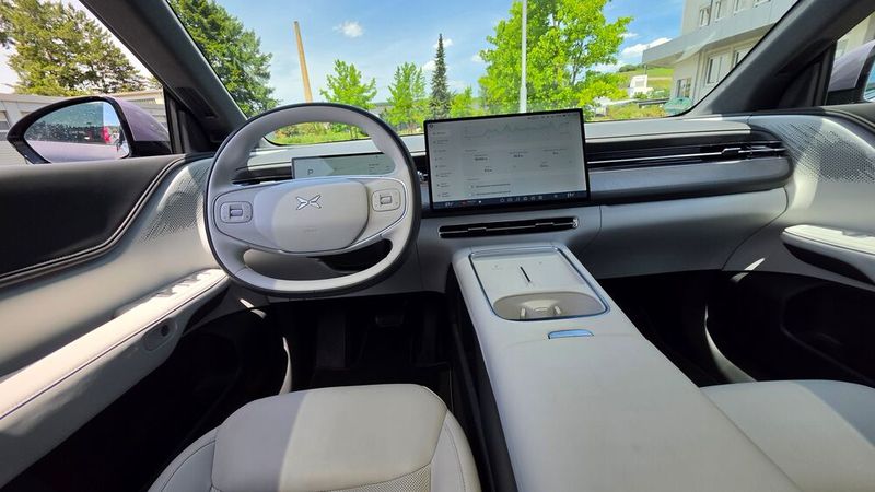 5. Der Innenraum: Das schnörkellose Interieur des G6 wurde im Zuge der Modellpflege deutlich aufgewertet. Es wirkt unter anderem durch den Einsatz von Nappaleder und Echtholzdekorelementen deutlich eleganter und hochwertiger als beim Vorgänger. Beim Testwagen war das Raumgefühl auch dank der weit nach hinten gezogenen Frontscheibe und der hellen Sitze sowie Türverkleidungen sehr großzügig. Gelungen ist auch die schwebende Mittelkonsole, die viel Stauraum bietet.  (Bild: Mauritz – VCG)