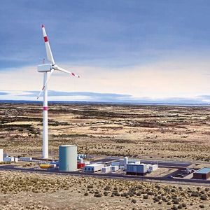 Die Pilotanlage von Porsche und seinen Partnern stellt E-Fuels mithilfe von Strom aus Windkraft her.(Bild:  Porsche)