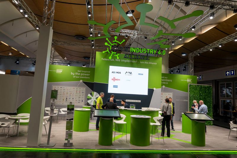 Die Umsetzungsallianz Open Industry 4.0 Alliance stand am eigenen Stand bereit, um Fragen zu aktuellen Fortschritten und Umsetzungsprojekten zu beantworten. Ebenso wichtig war für das Netzwerk aber die Möglichkeit, weitere Mitgliedsunternehmen zu gewinnen, so die Vernetzung zwischen Unternehmen zu fördern und auf diese Weise vor allem KMU einen Ansatz zu bieten, von Industrie 4.0-Schwarmintelligenz zu profitieren. (Bild: Vogel Communications Group)