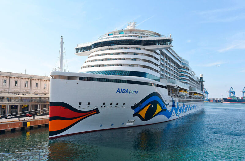 Die Aida Perla bietet auf 300 Metern Gesamtlänge Platz für 3286 Passagiere auf 18 Decks. Für ihre Sicherheit sorgen 56.000 Sensoren und Aktoren des integrierten Alarm-, Monitoring- und Kontrollsystems. (Aida Cruises)