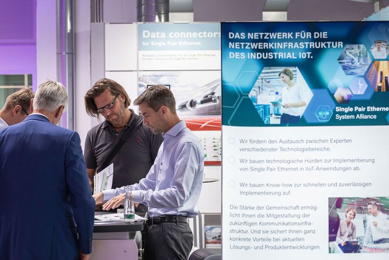 16. Anwenderkongress Steckverbinder: Der Tag 2 auf dem Steckverbinderkongress 2022 hatte den Themenschwerpunkt auf Oberflächen und Werkstoffen. Das umfasste die Konfektion Schwerer Steckverbinder für den Schaltschrankbau ebenso wie Hochstromkontakte für die E-Mobilität und funktionalisierte Oberflächen im Einsatz auf der ISS im Weltraum. (Bild: Elektronikpraxis)