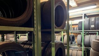 In der Reifenwechselsaison fallen jedes Jahr große Mengen an Altreifen an, die entsorgt werden müssen. (Bild: KURZ Karkassenhandel GmbH)