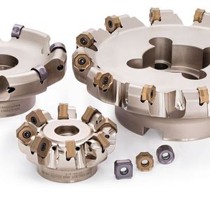 Der «DoTriple-Mill» von Tungaloy ist ein echtes Multitalent beim Planfräsen: Er kombiniert drei verschiedene Wendeschneidplattenformen in nur einem Halter.(Bild:  Tungaloy)