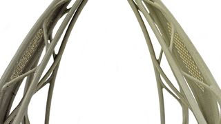 Additiv gefertigtes Versuchsbauteil (Befestigung) aus PAEK: links Filament-basiertes Verfahren, rechts mittels Lasersintern. (3T-RPD)